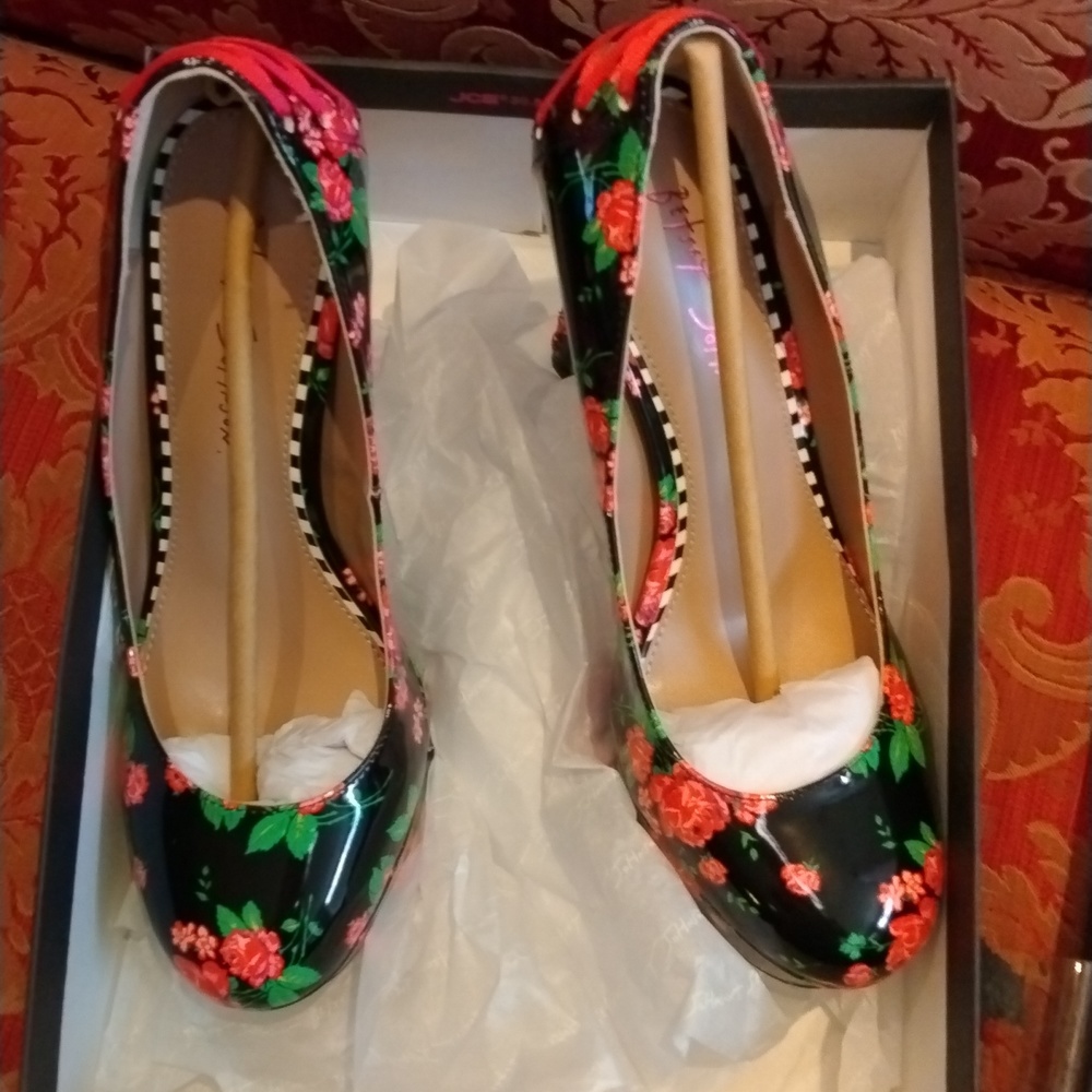 Betsey Johnson Black Floral Patent Platform Pumps - Picture 3 of 5